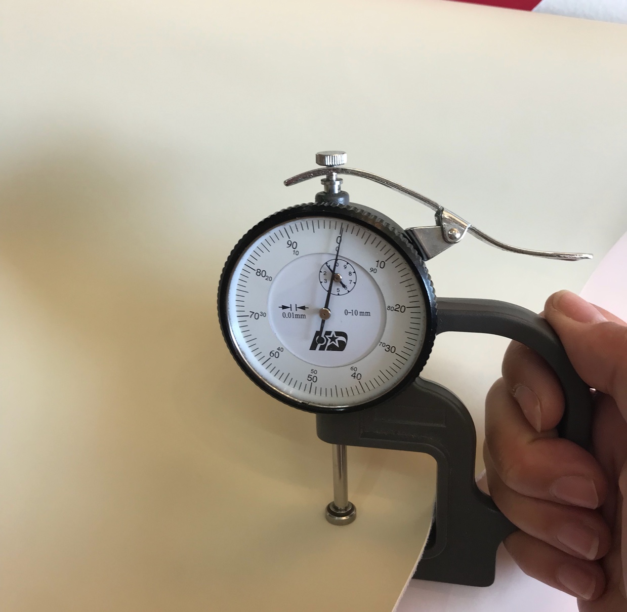 厂家直销优质PU合成皮革1.0磨砂防棉绒箱包鞋材手感舒适面料白底实物图