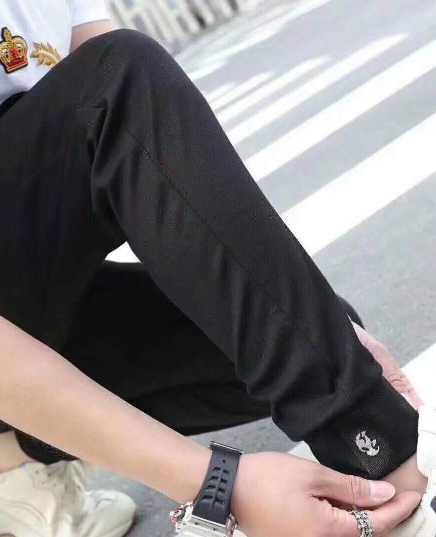 Men's sports trousers come in a variety of styles, are comfortable and elegant details Picture