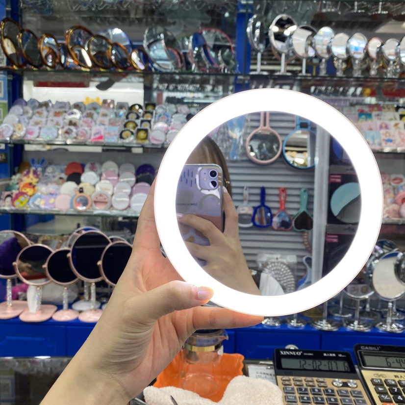 带灯化妆镜白底实物图