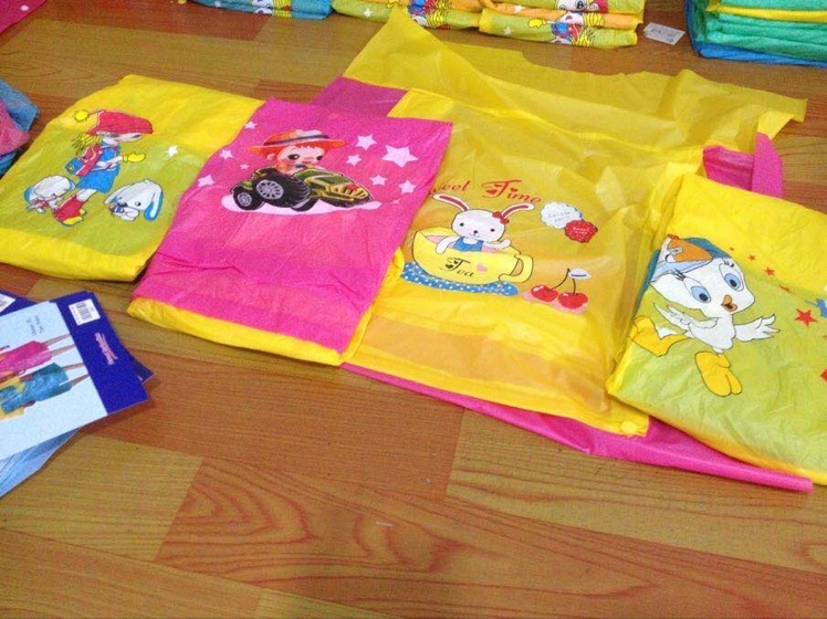 义乌好货 厂家直销 珠光 带书包位卡通 儿童学生雨披 不可挑图案-1003/10535细节图