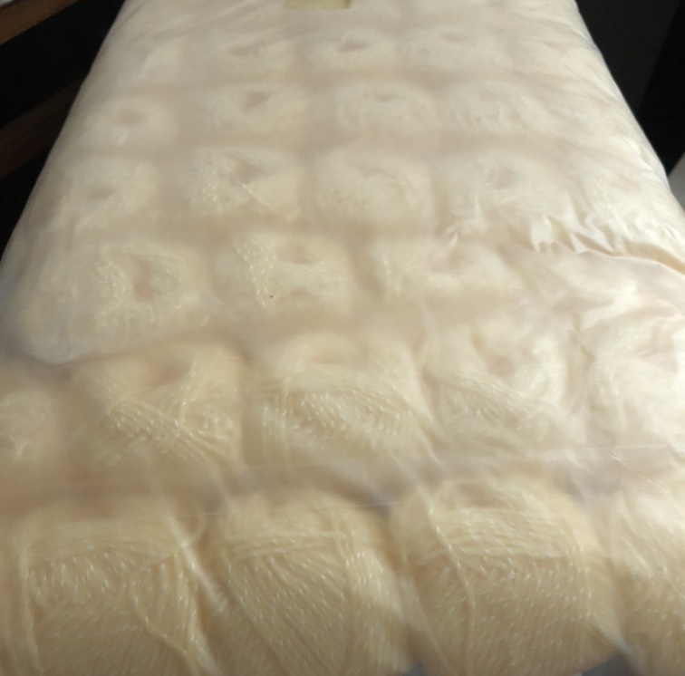 It is composed of 95% acrylic fiber and 5% filament. Specification image