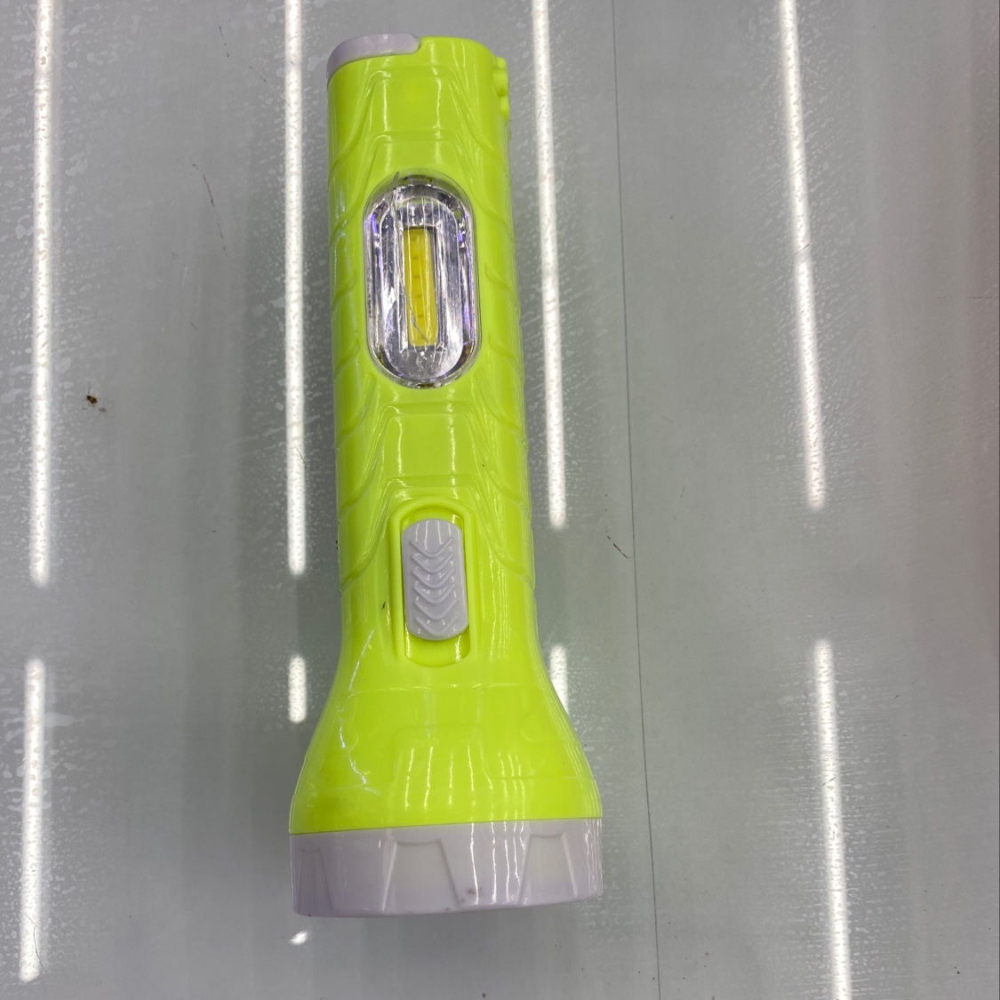 Rechargeable solar flashlight thumbnail