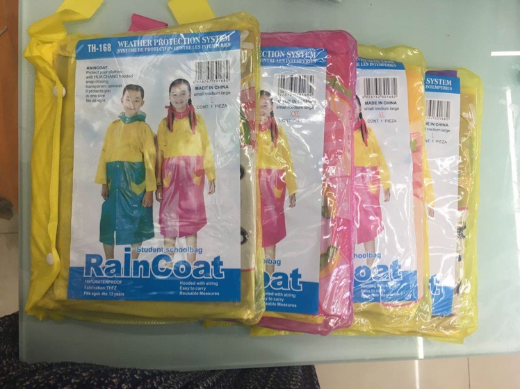义乌好货 厂家直销 珠光 带书包位卡通 儿童学生雨披 不可挑图案-1003/10535产品图