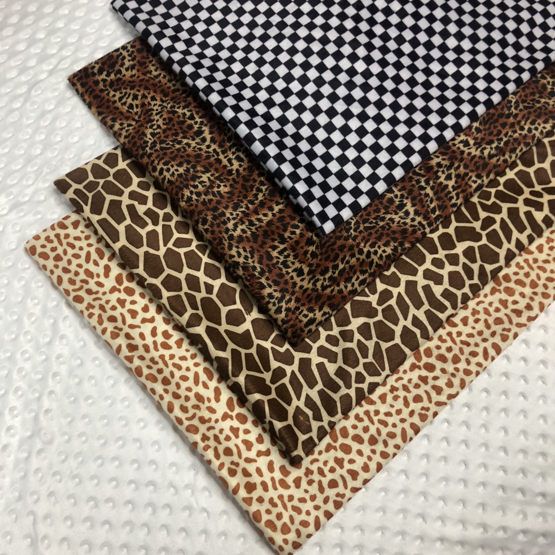 Printed short plush leopard print, tiger print, zebra print, cow print, giraffe, cat paw, footprint, animal print undefined