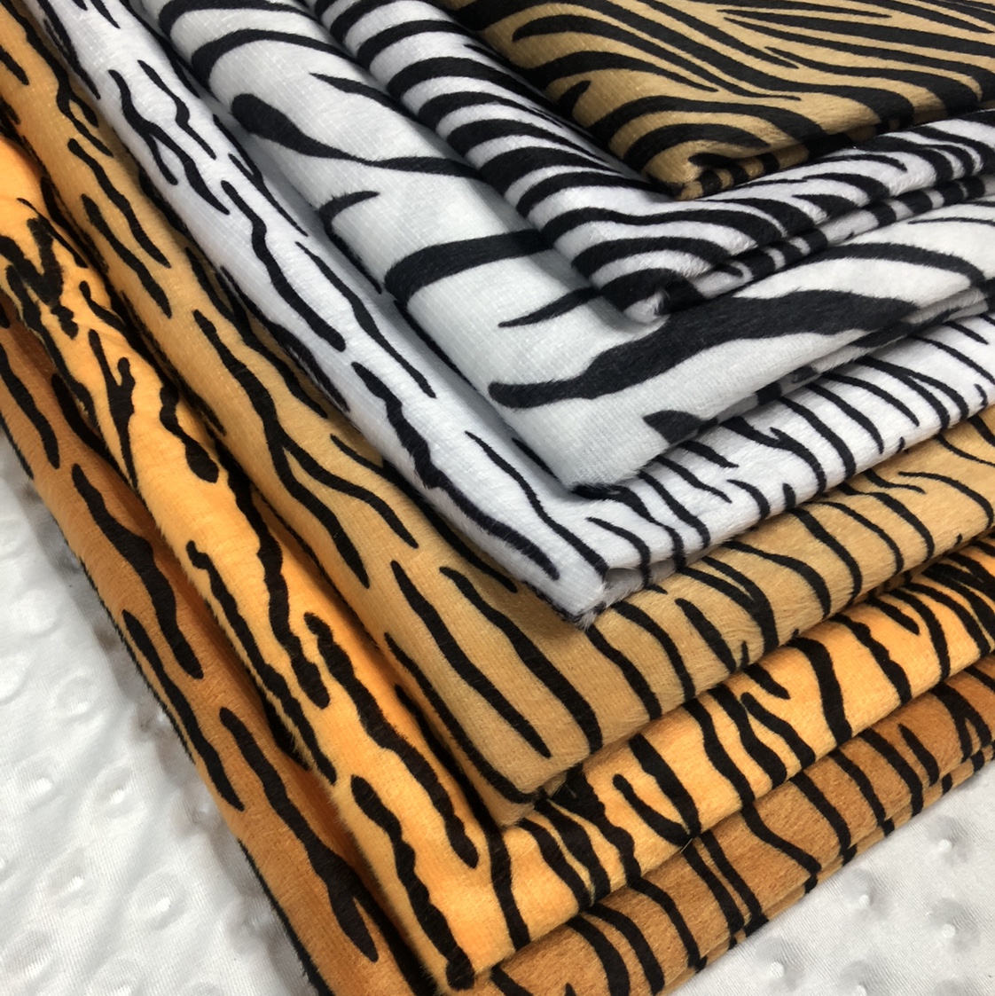 Printed short plush leopard print, tiger print, zebra print, cow print, giraffe, cat paw, footprint, animal print details Picture