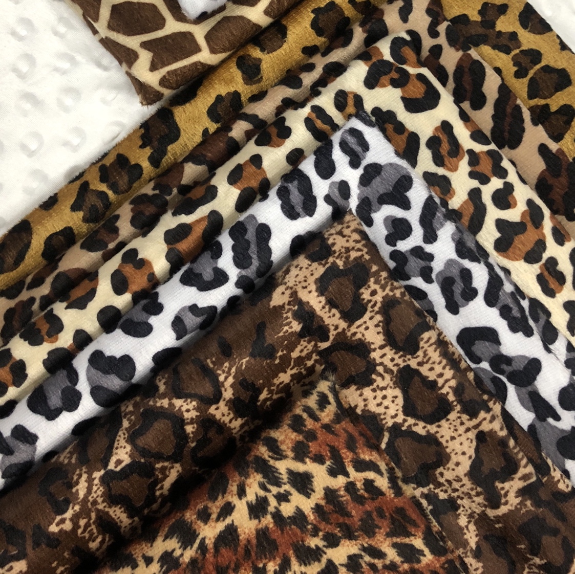 Printed short plush leopard print, tiger print, zebra print, cow print, giraffe, cat paw, footprint, animal print Application Scenario