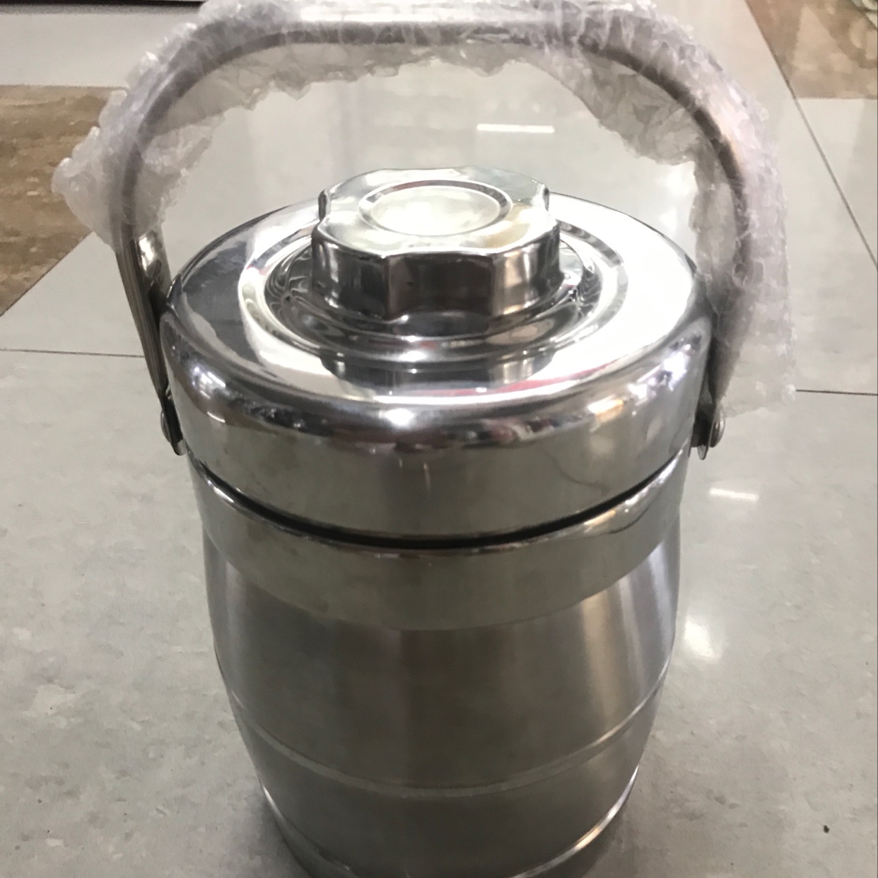 1.6 Lift the pot with natural grain in separate compartments for heat preservation thumbnail
