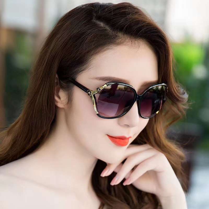 Women's fashion sunglasses thumbnail