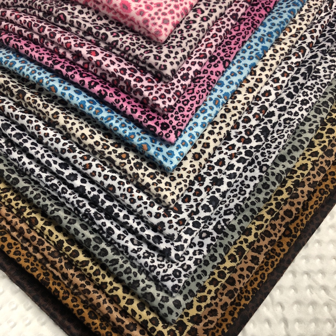 Printed short plush leopard print, tiger print, zebra print, cow print, giraffe, cat paw, footprint, animal print