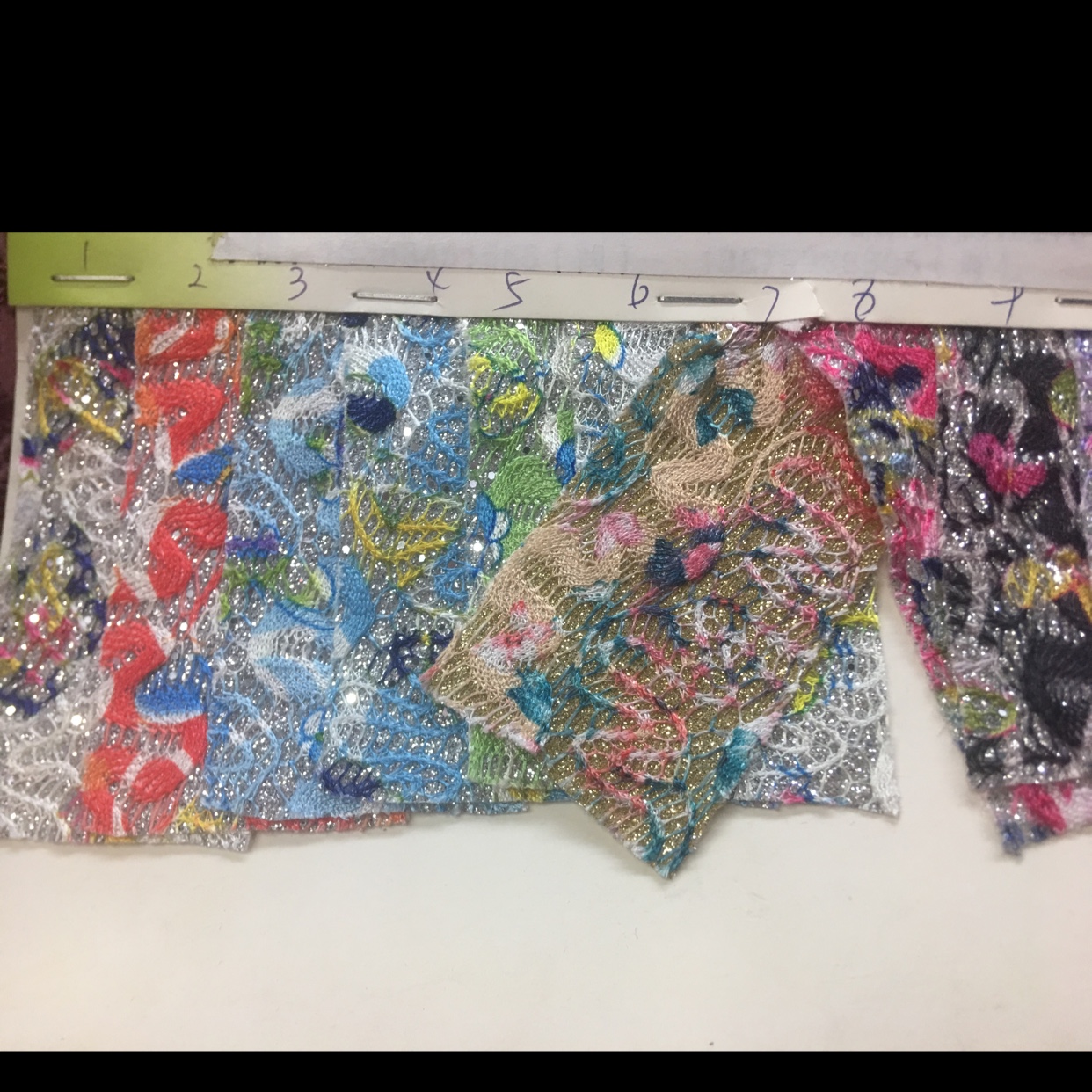 Butterfly flower mesh fabric combined with gold-sprinkled handicraft fabric Specification image
