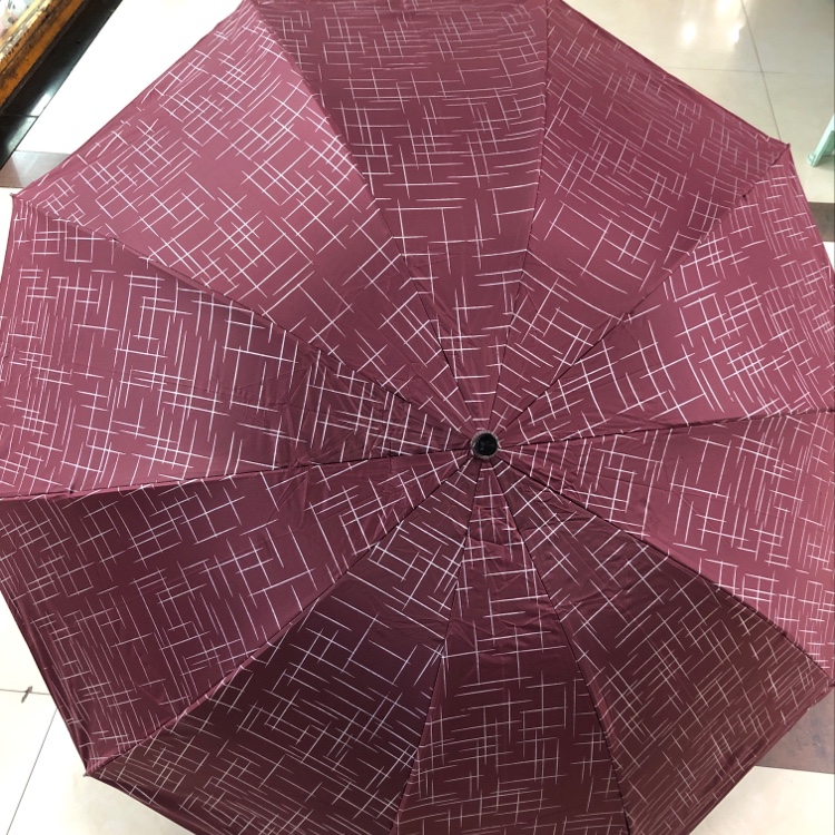 Three-fold random black rubber UV umbrella Application Scenario
