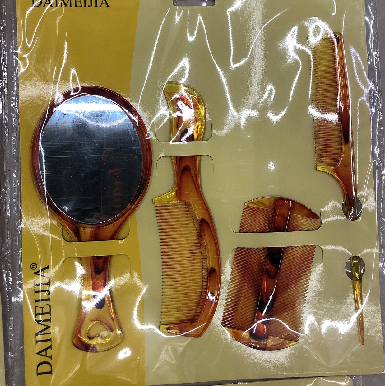 There are multiple styles of mirror comb sets available for selection Item Picture