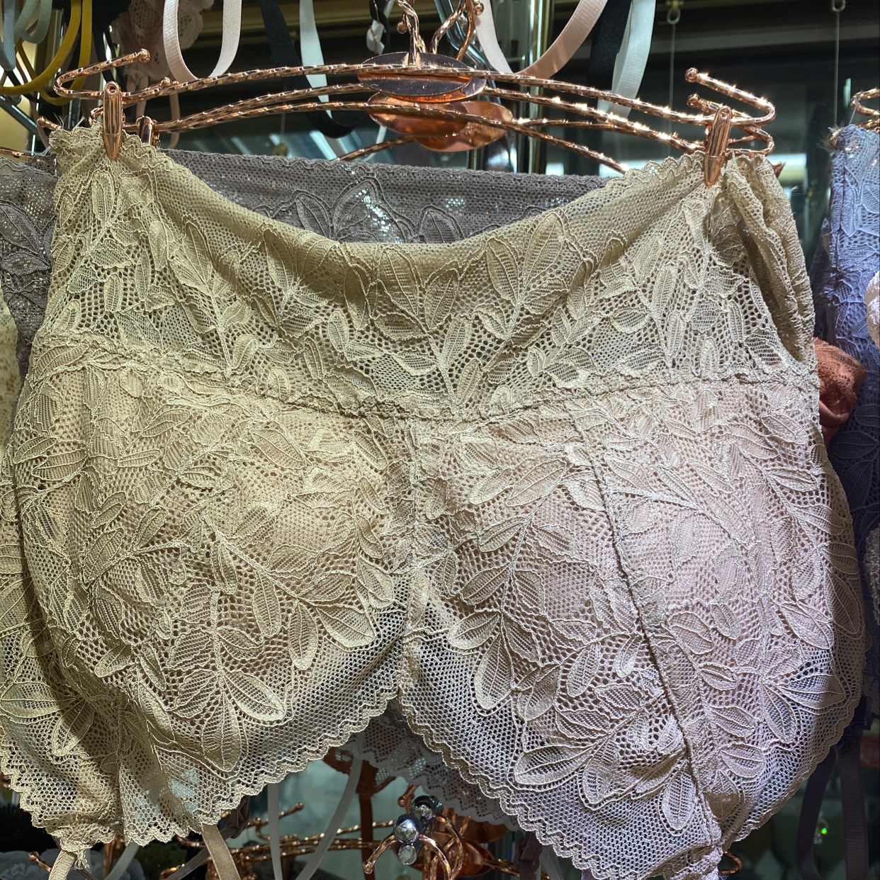 Best-selling lace bra with a beautiful back details Picture