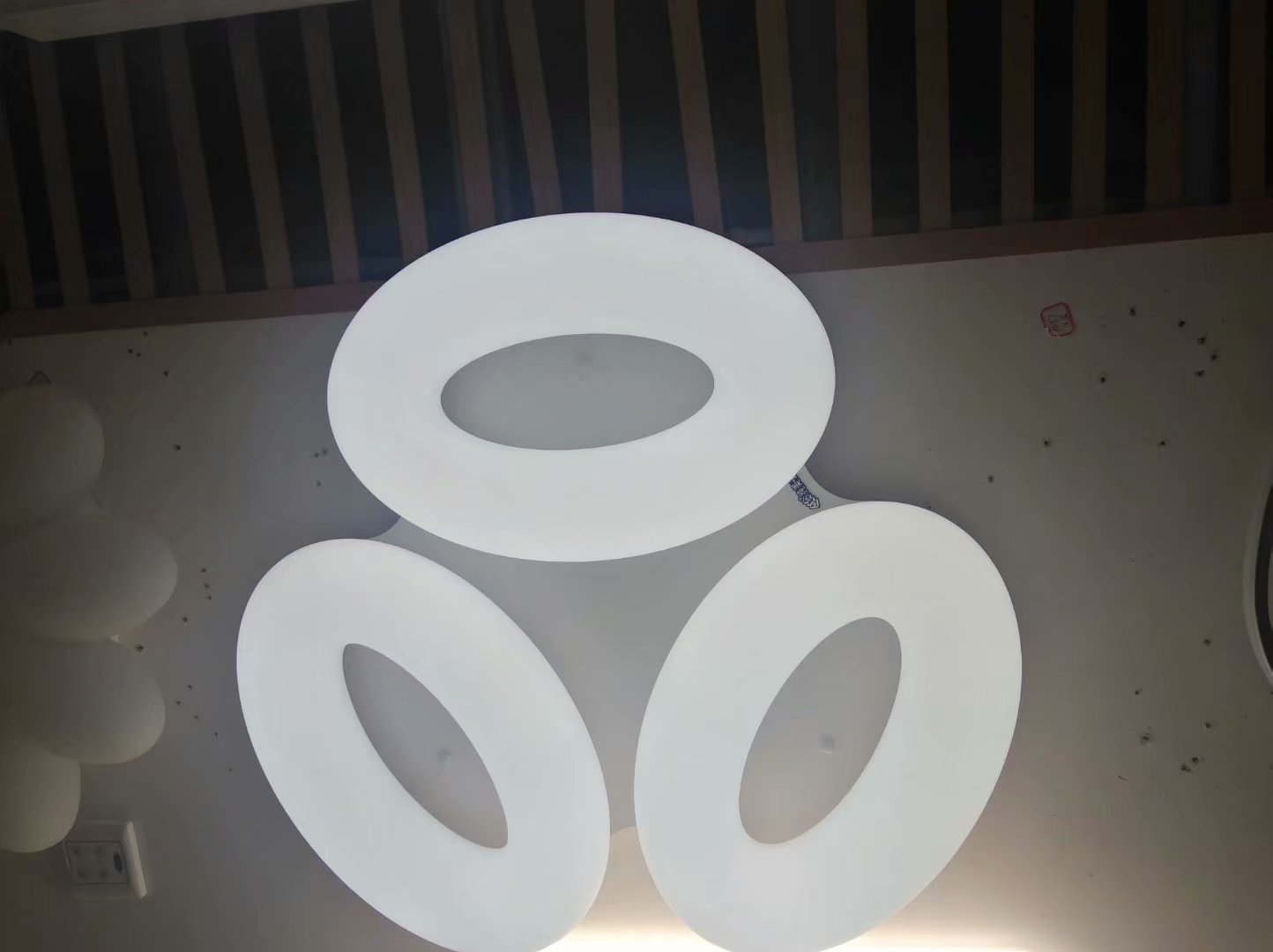 Flat panel lights, living room lights, room lights, LED lights, acrylic lights, ironwork lights, irregular-shaped lights, rotational molding lights details Picture