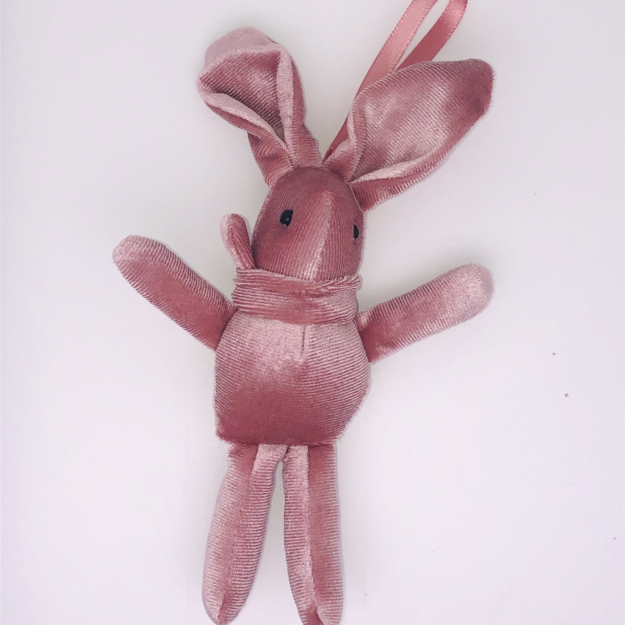 Plush toy pendants, rabbit keychains, hanging decorations, wishing rabbit claw machines, clothing accessories, wedding scattering gifts for women Application Scenario
