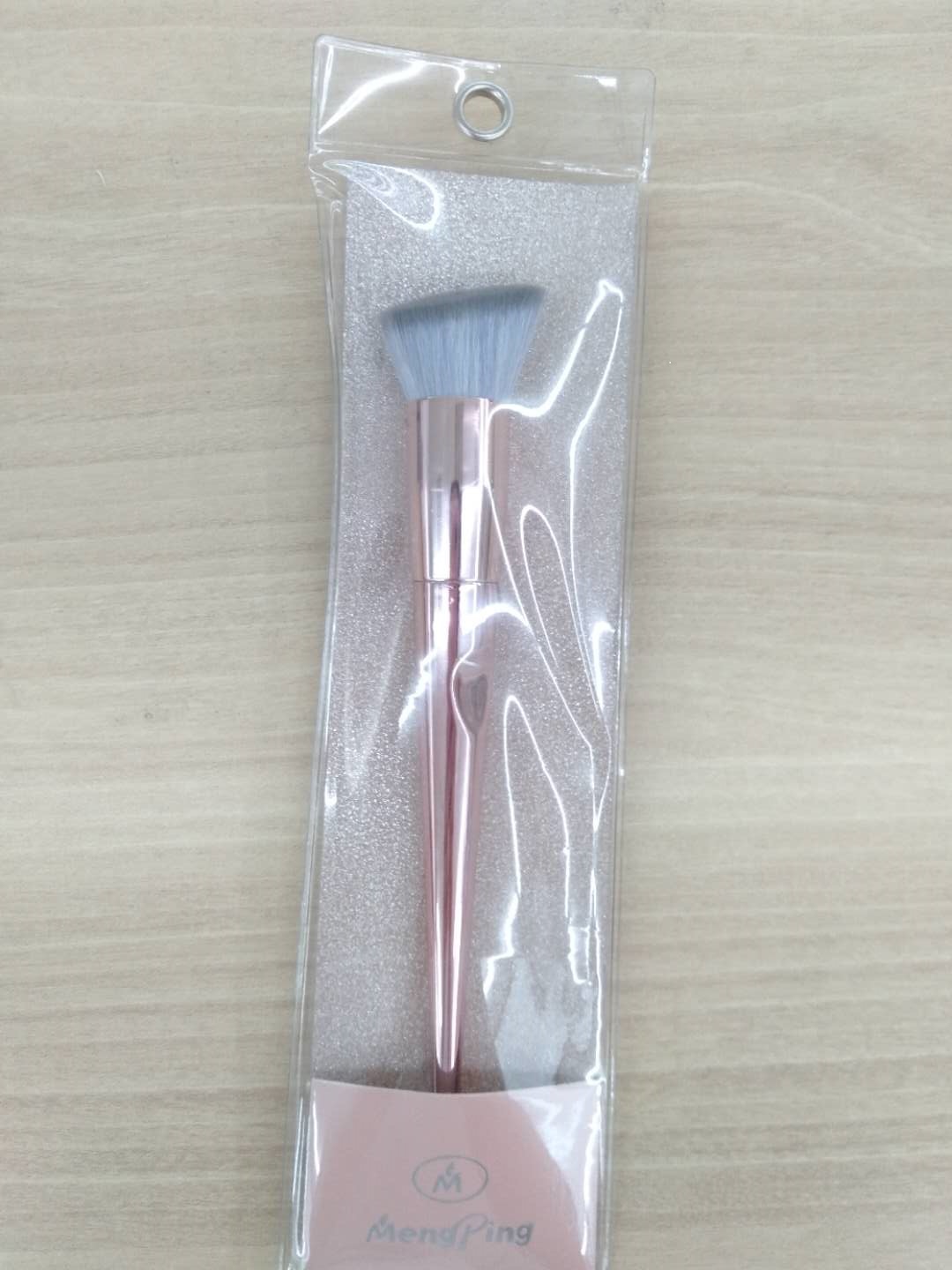 Makeup tool: Silk brush detail image 1