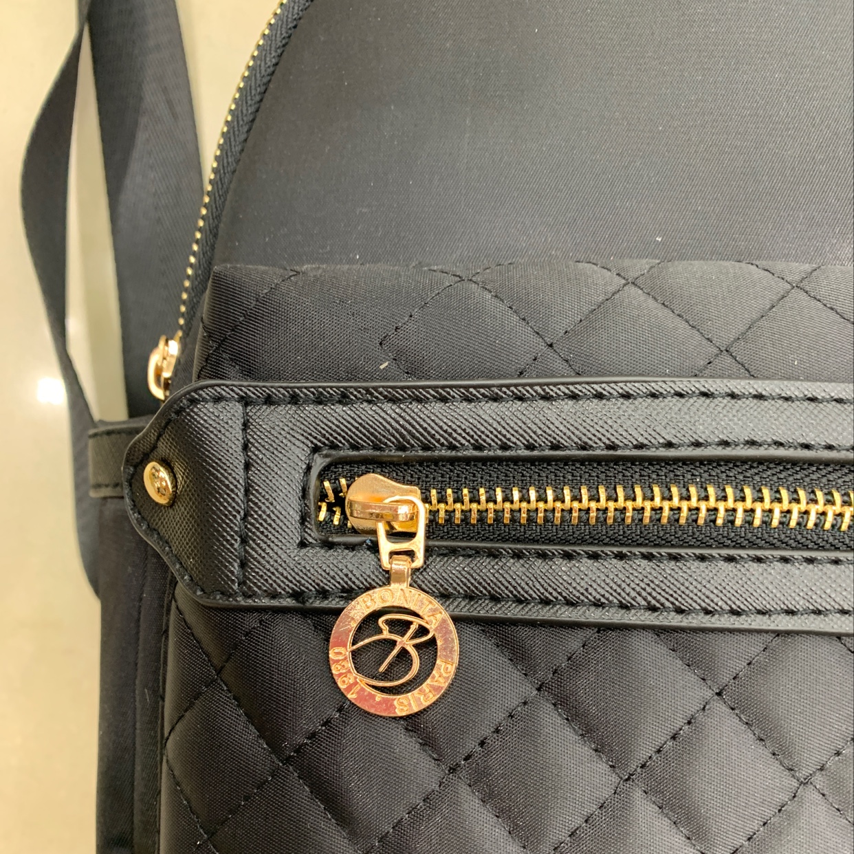 休闲双肩包产品图