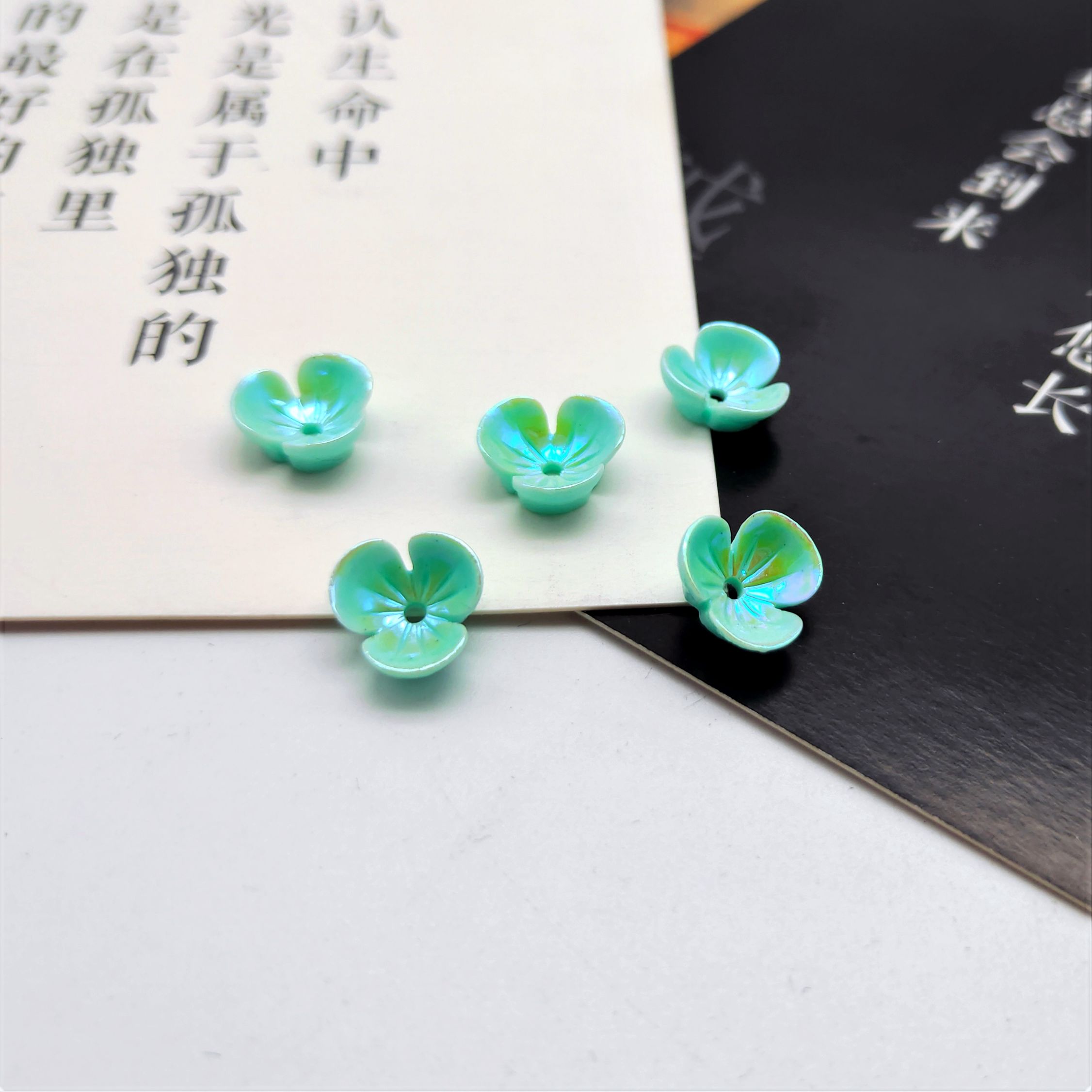 A popular resin imitation shell AB color five-petal flower 10mm creative phone case DIY hairpin accessory Item Picture