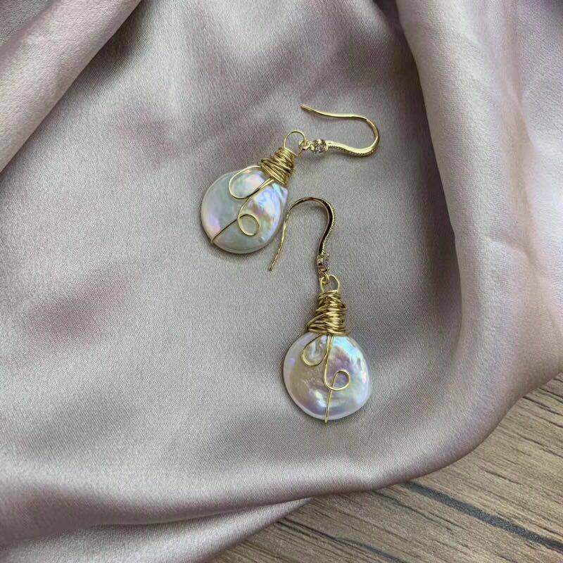 هذه الأقراط اللؤلؤية الطبيعية المصنوعة من اللؤلؤ الباروكي، التي من طراز "يو يو" يدوياً، هي من نوع رفيع من المهارة detail image 4