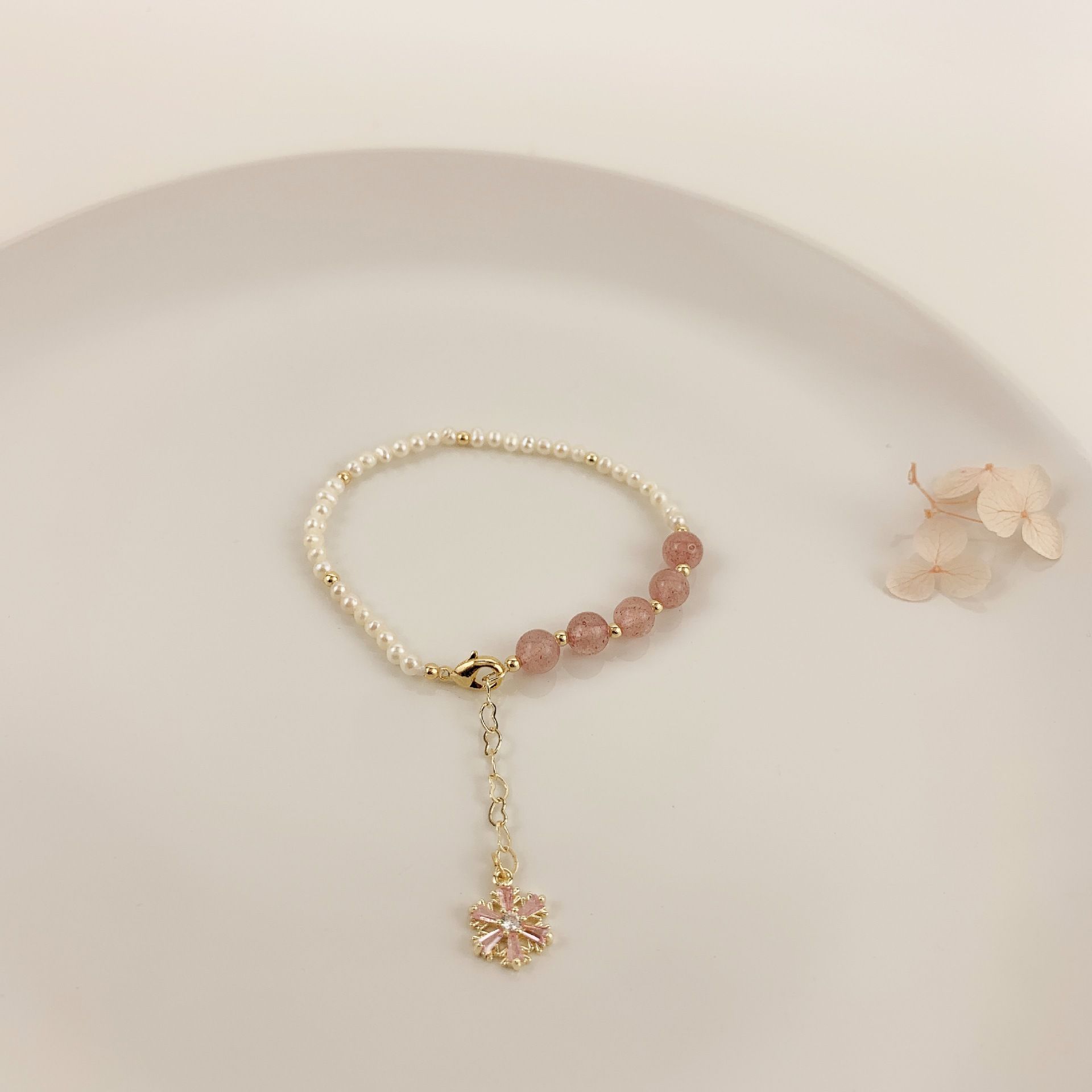 Yiwu Selection natural freshwater pearl strawberry crystal bracelet bracelet female temperament micro - set snowflake bracelet