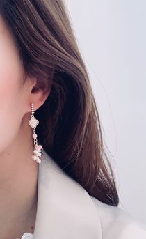 Yiwu Selection original design micro - set four-leaf grass powder Aobao pearl medium - length stud earrings