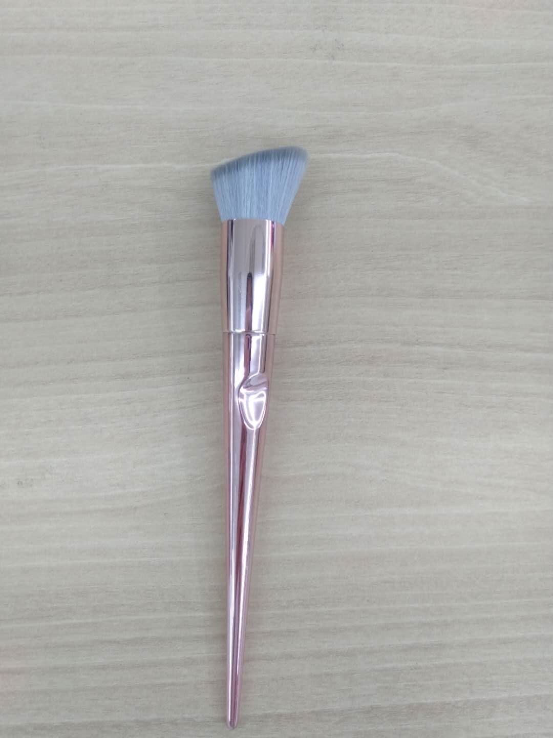 Makeup tool: Silk brush detail image 2
