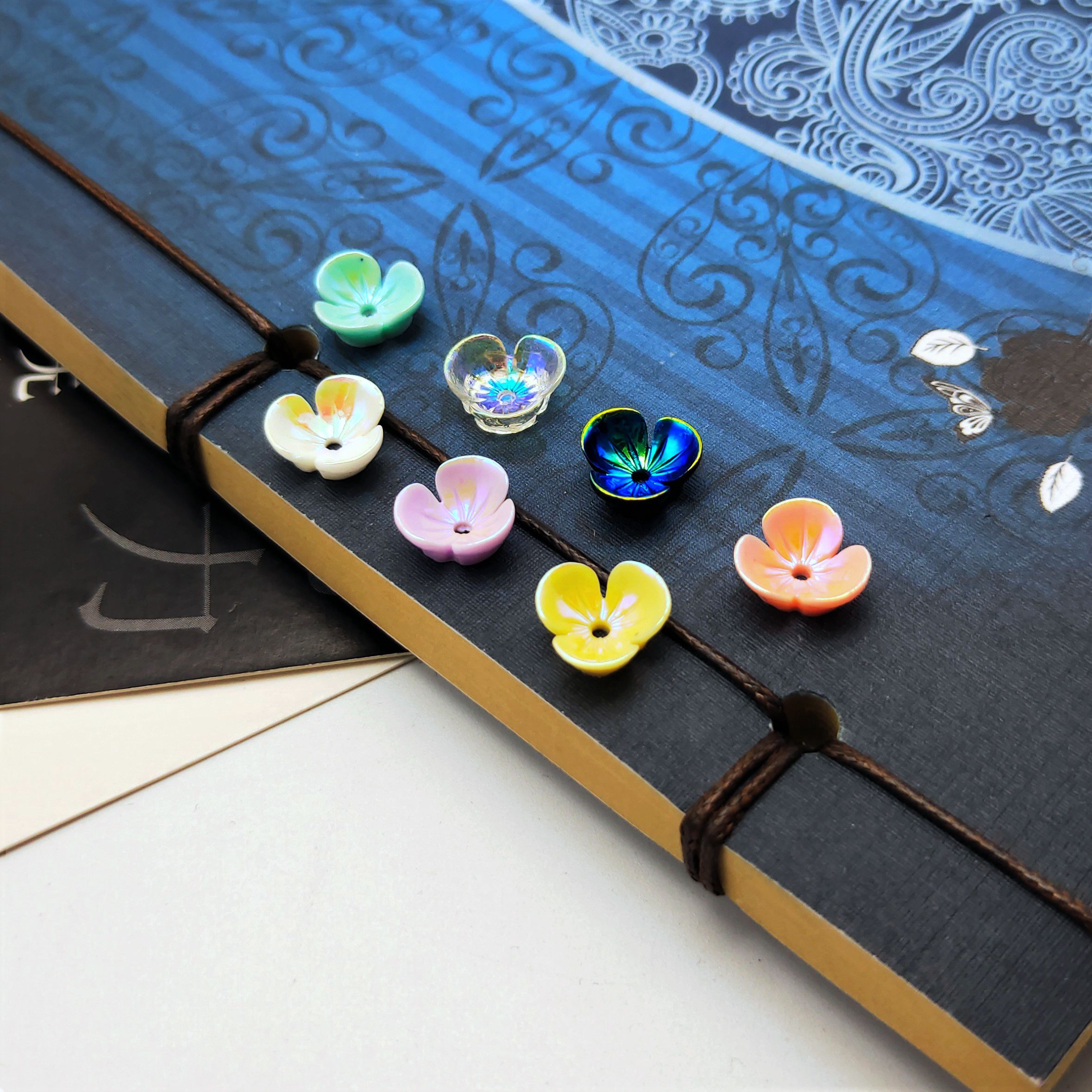 A popular resin imitation shell AB color five-petal flower 10mm creative phone case DIY hairpin accessory details Picture