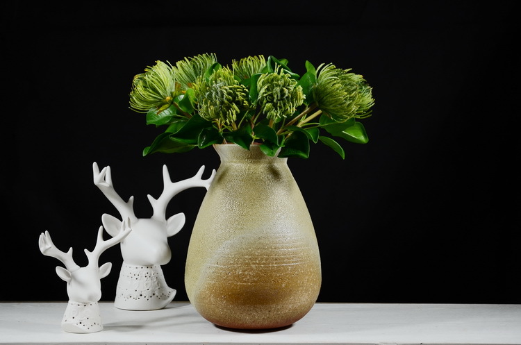 Lanjin Factory wholesales high-end artificial flowers, including South African emperor flowers, needle cushion flowers, floral arrangements, main flowers, large-scale floral accessories, and plastic flowers detail image 10