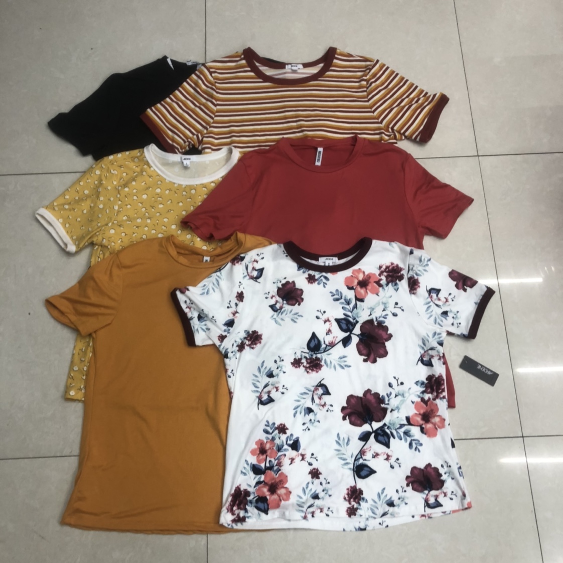 女士短T，印花、单色和带字母均有产品图