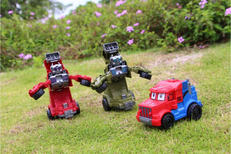 碰撞 惯性 旋转变形车白底实物图