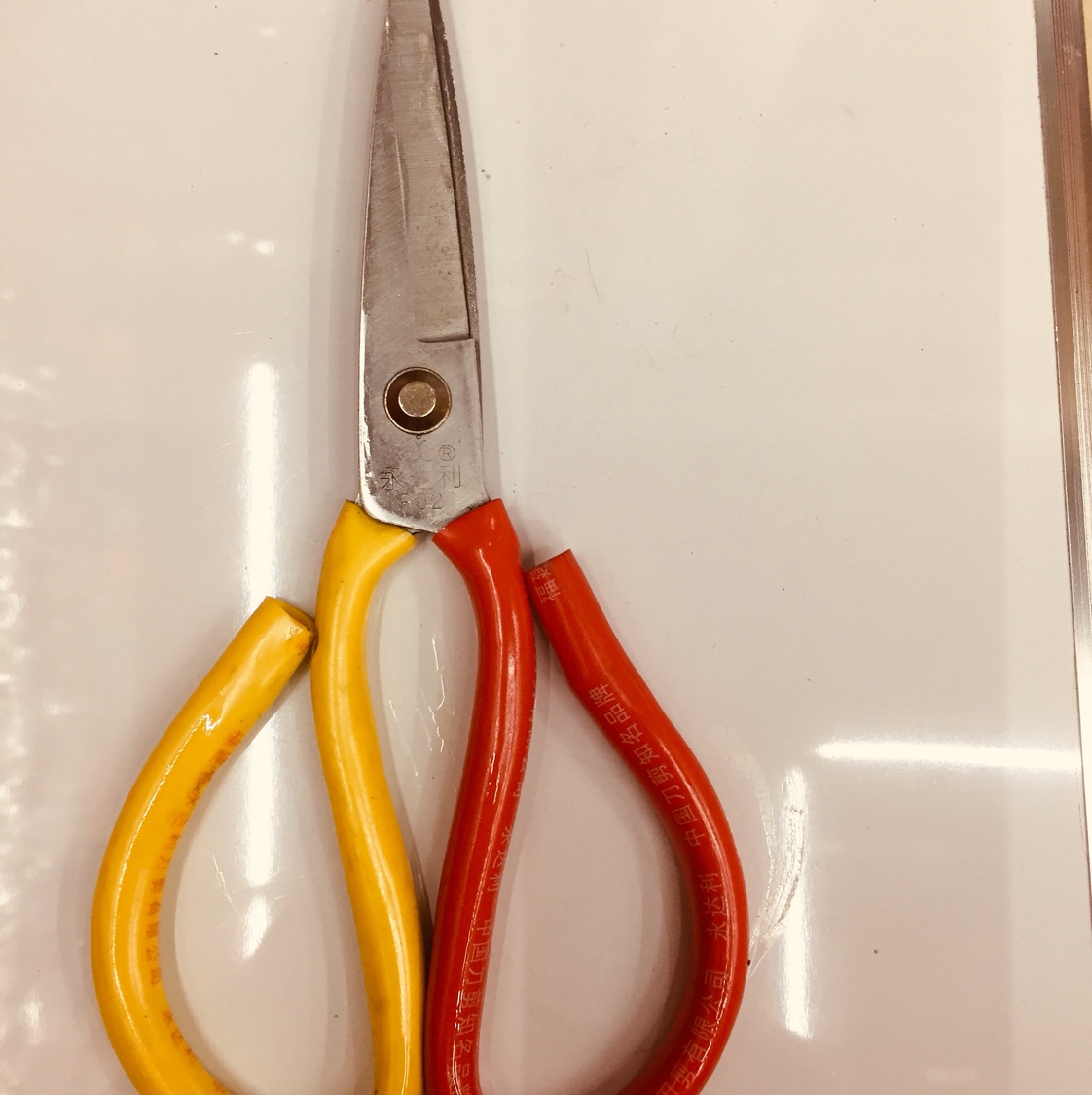 P02 Kitchen scissors are sharp and strong thumbnail