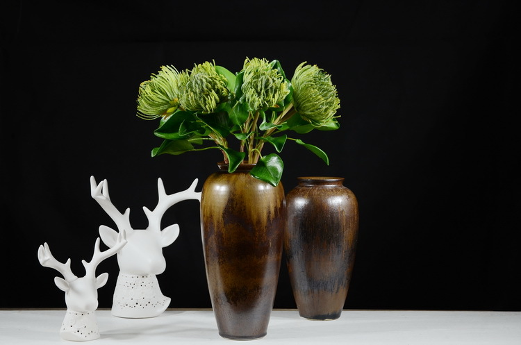 Lanjin Factory wholesales high-end artificial flowers, including South African emperor flowers, needle cushion flowers, floral arrangements, main flowers, large-scale floral accessories, and plastic flowers detail image 7