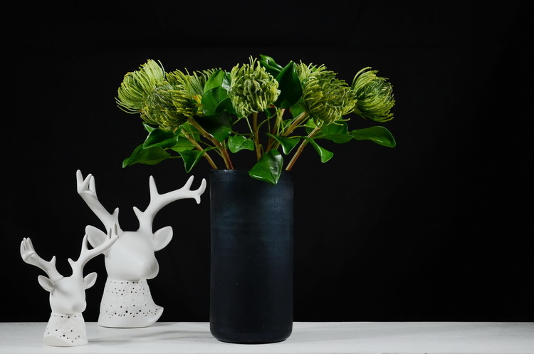 Lanjin Factory wholesales high-end artificial flowers, including South African emperor flowers, needle cushion flowers, floral arrangements, main flowers, large-scale floral accessories, and plastic flowers detail image 8