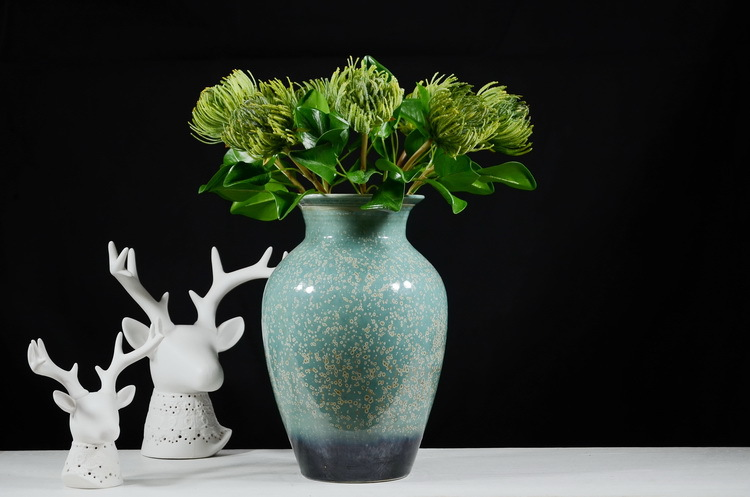 Lanjin Factory wholesales high-end artificial flowers, including South African emperor flowers, needle cushion flowers, floral arrangements, main flowers, large-scale floral accessories, and plastic flowers detail image 9