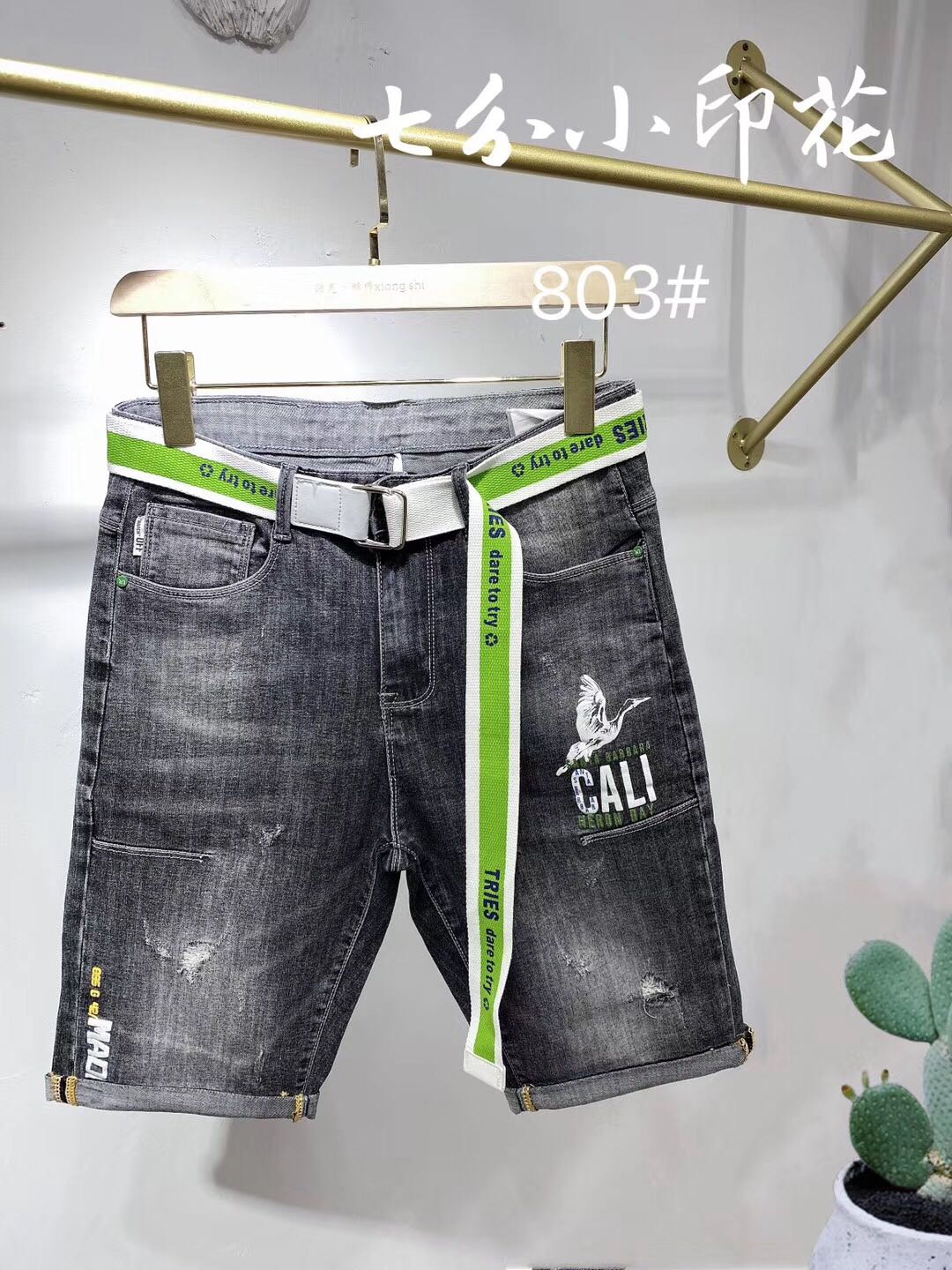 Summer thin capri shorts are slightly elastic and trendy