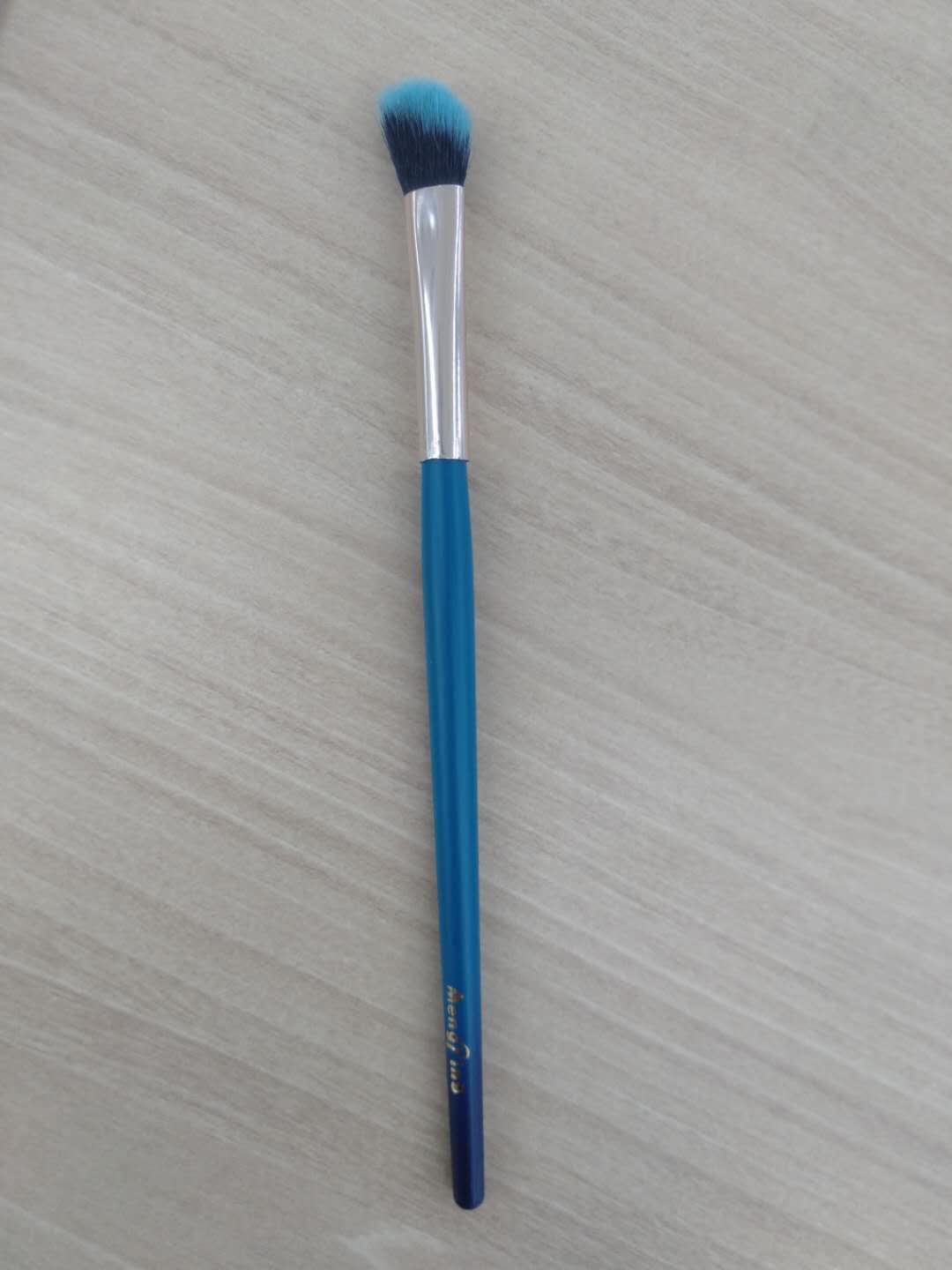 Makeup tool: Angled eyeshadow brush details Picture