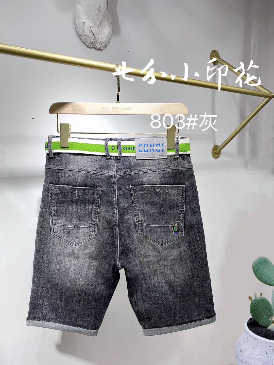 Summer thin capri shorts are slightly elastic and trendy details Picture