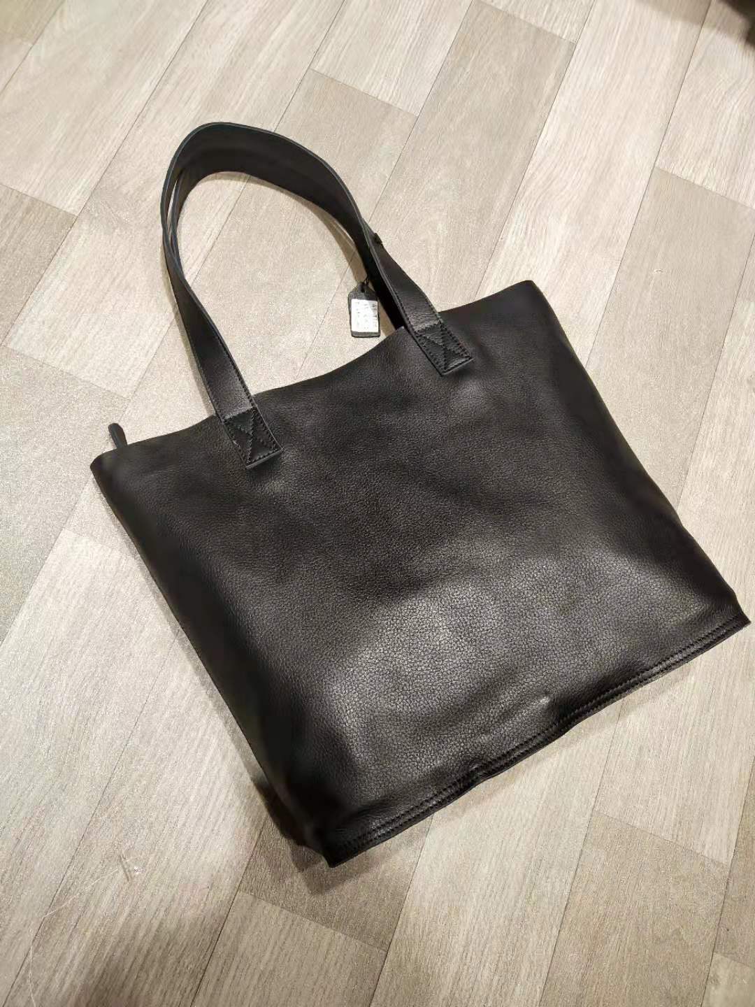 A Leather Lady's Bag full figure
