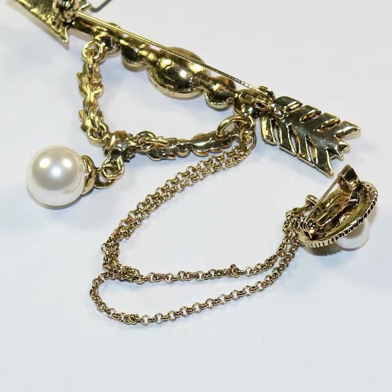 Korean-style high-end ins, trendy and versatile, fashionable and retro chanel-style chain pearl brooch, women's sweater pin details Picture