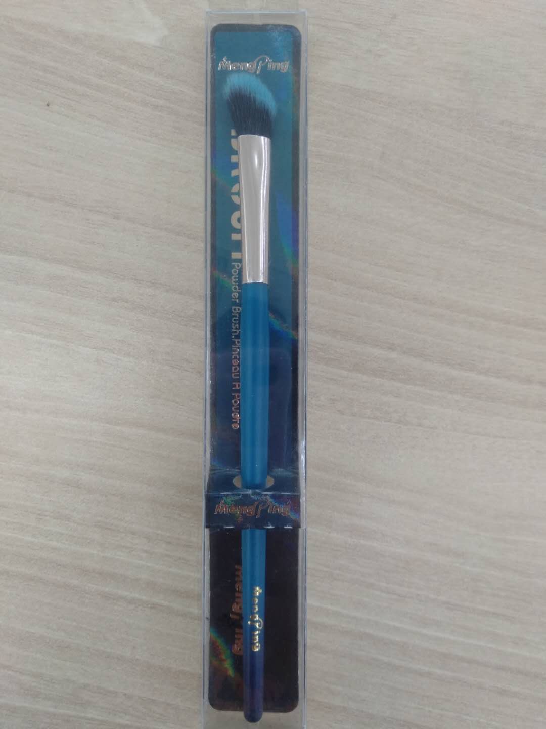 Makeup tool: Angled eyeshadow brush