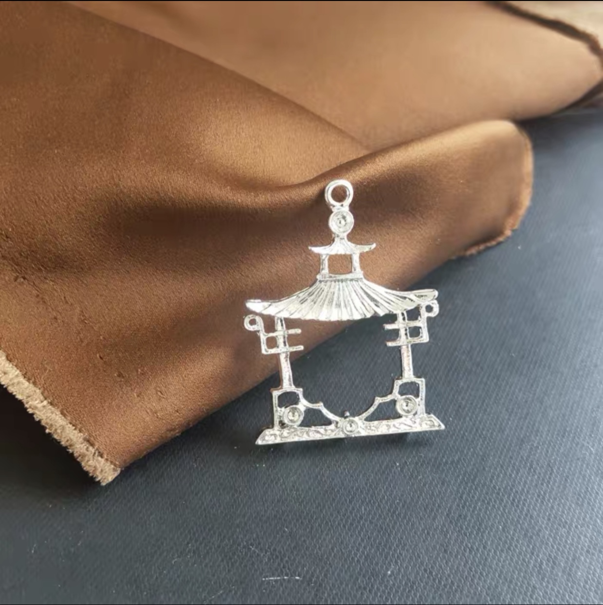 فبدلة العروس ذات الرأس الهوائي القديم، التي تتأرجح بزيها من الصنوبر الازرق المشتعل details Picture
