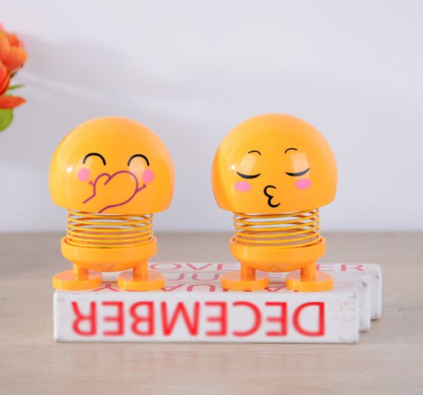 义乌好货 抖音网红创意个性玩具 车载笑脸弹跳摇头摆件公仔