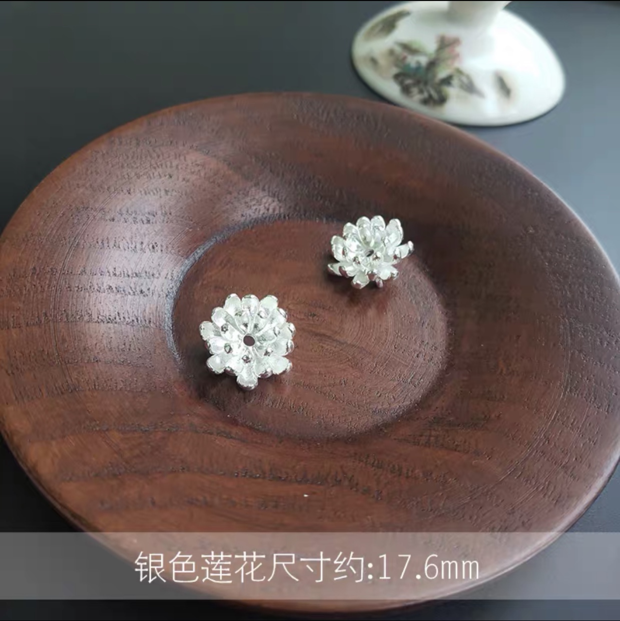 أما أزياء العروس ذات الشعر القديم، فتهتز وتقطع من السبائك الزرقاء details Picture
