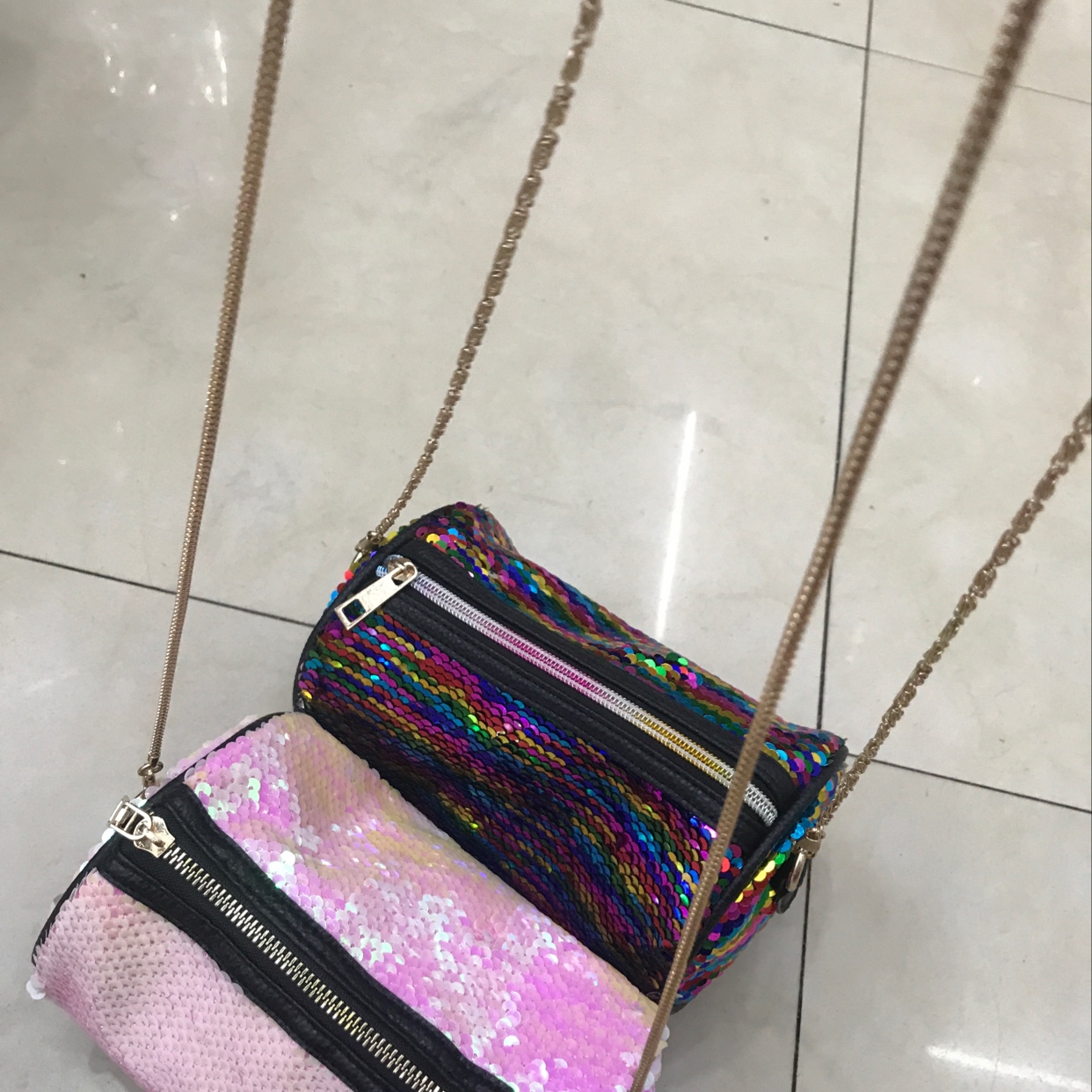 圆筒亮片挎包产品图