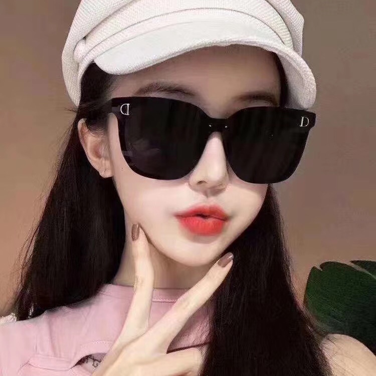 Trendy sunglasses protect against ultraviolet rays details Picture