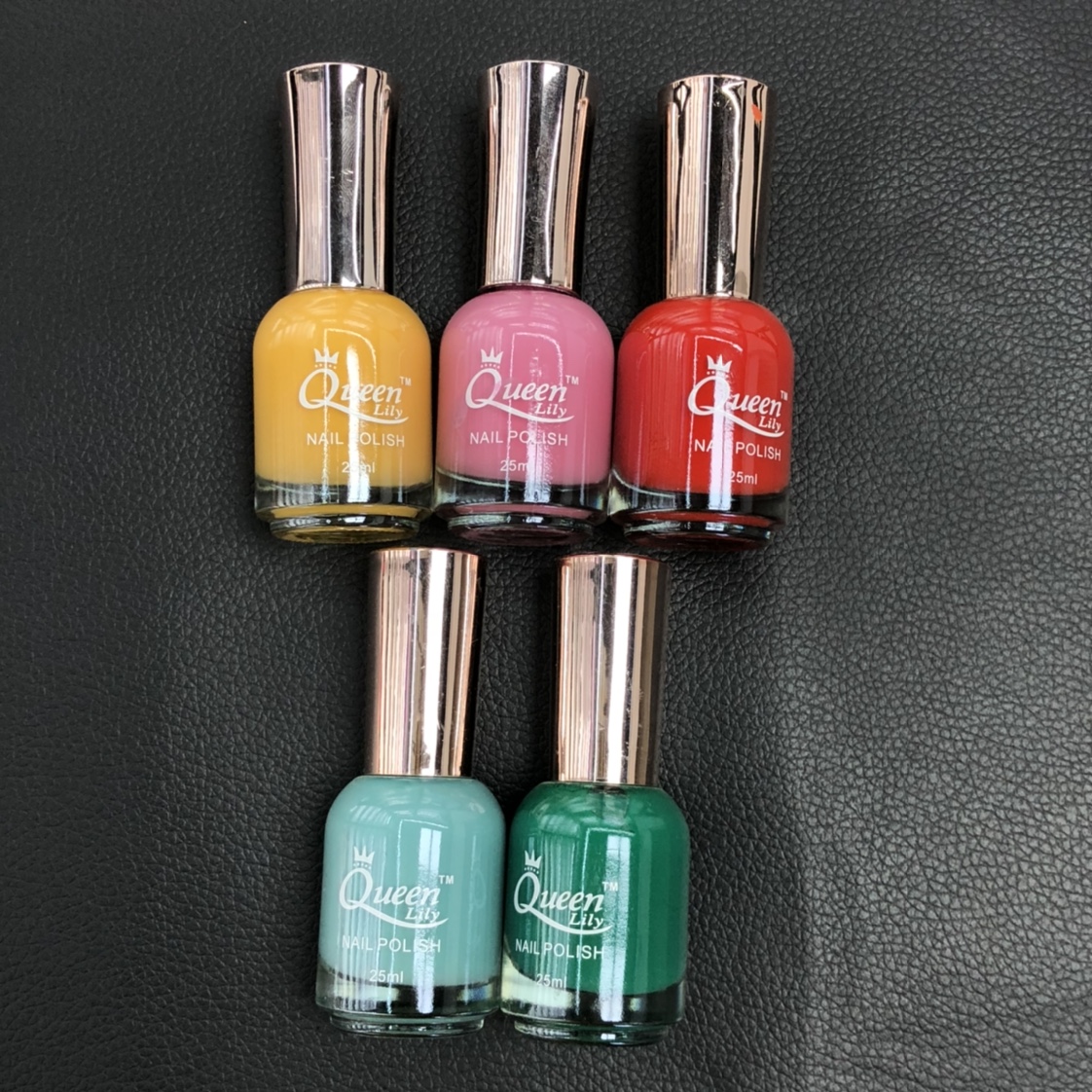The fashionable and colorful nail polish comes in a rich variety of colors, allowing you to freely choose and combine them details Picture
