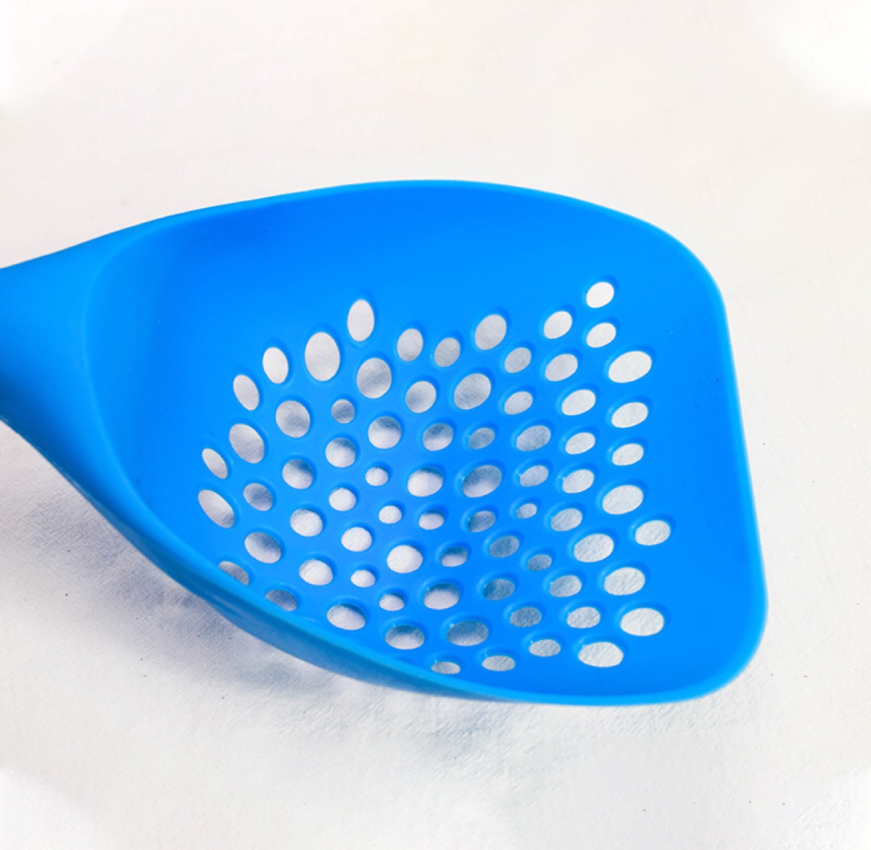 Pet cleaning products manufacturers direct sales round hole large candy color cat litter plastic hollow-out cat litter cat poop shovel Specification drawing