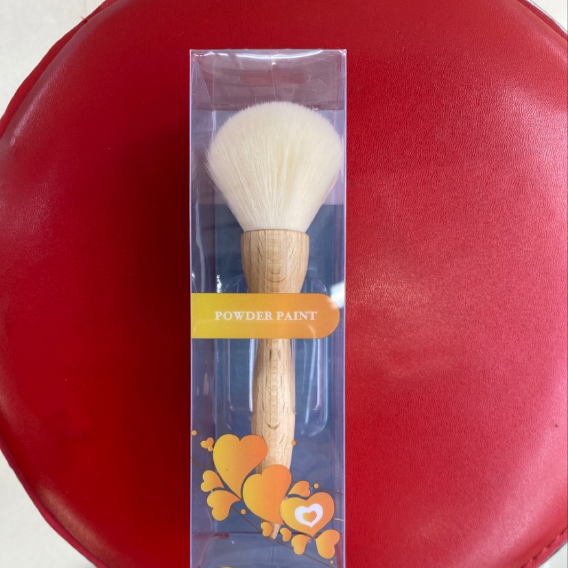 Cepillo cosmético con mango de madera
