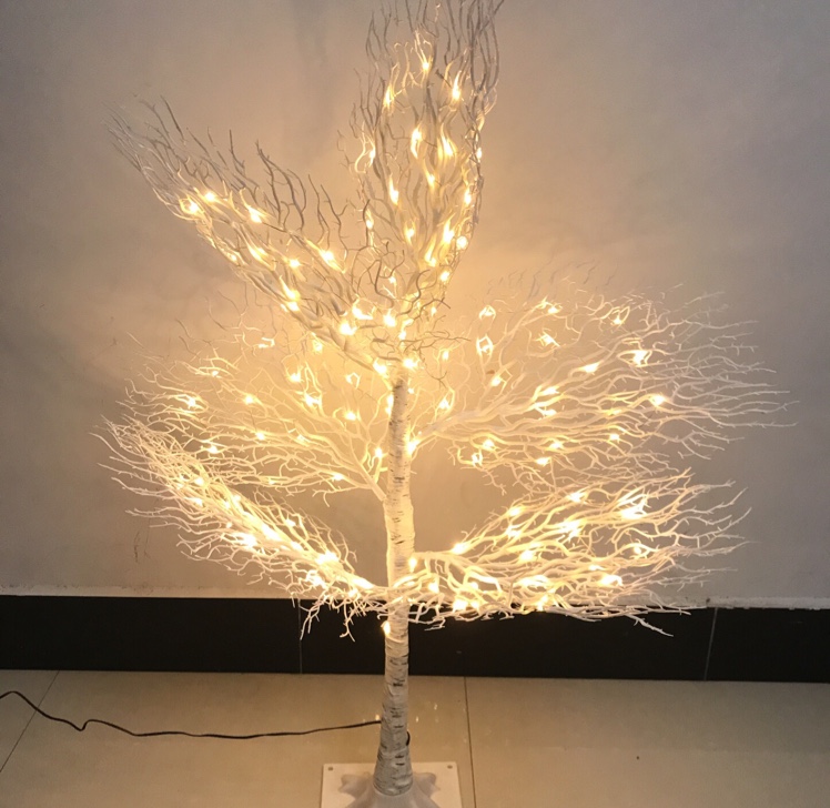 The peacock spreads its tail Specification image