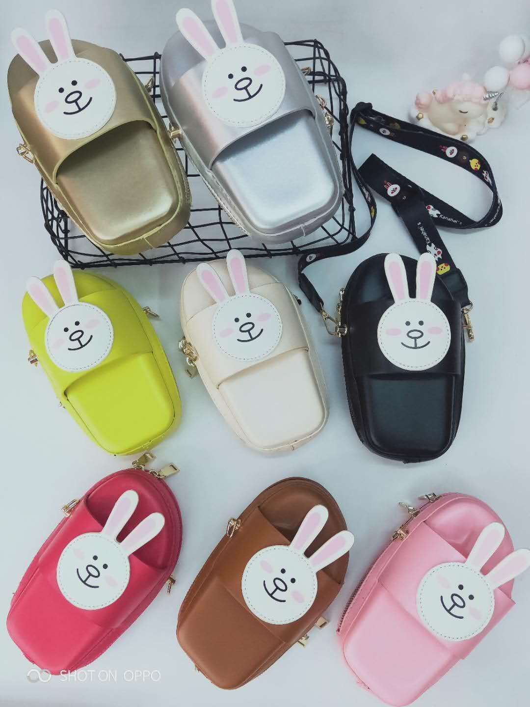 A little girl's crossbody slipper bag, fashionable children's bag, and coin purse details Picture
